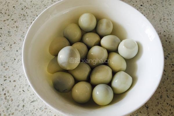 椒盐鹌鹑蛋的做法图解1