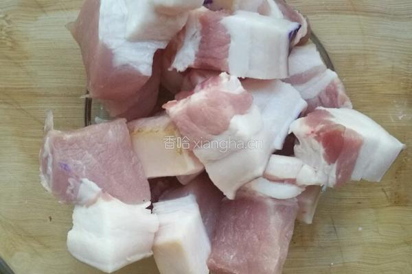 芋头红烧肉的做法图解1