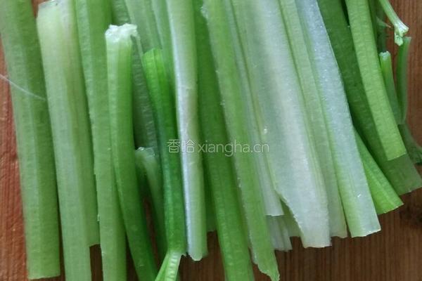 凉拌芹菜牛肉卷的做法图解1
