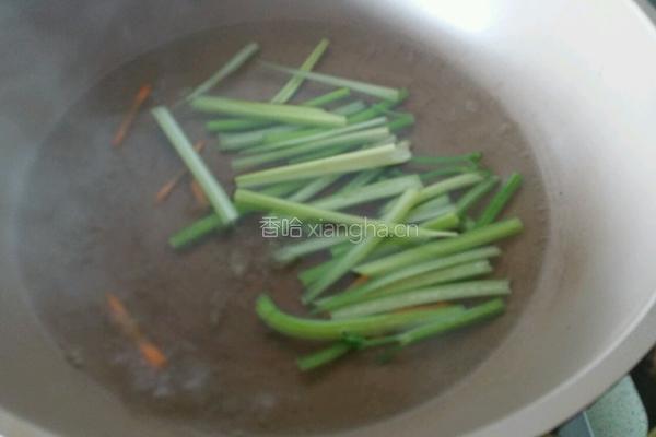 凉拌芹菜牛肉卷的做法图解2