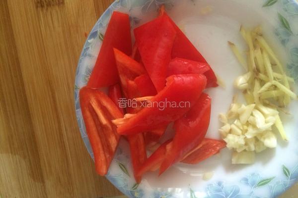 木耳炒腐竹。的做法图解5