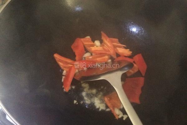 木耳炒腐竹。的做法图解7