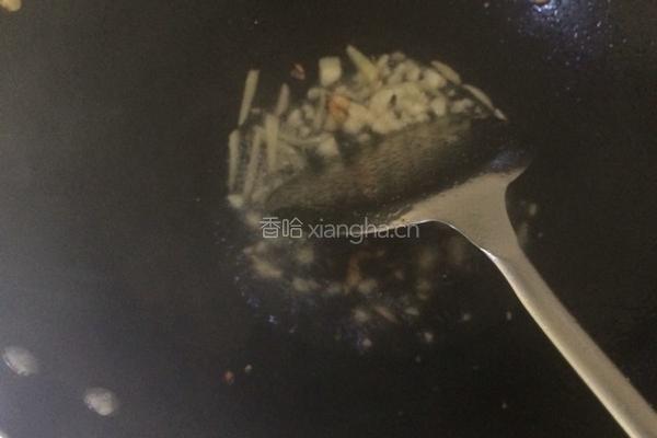 木耳炒腐竹。的做法图解9