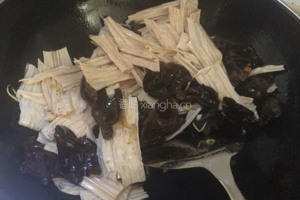 木耳炒腐竹。的做法图解10