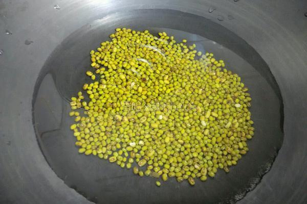 带皮绿豆饼的做法图解2
