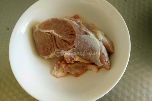 羊肉炖酸菜的做法图解1