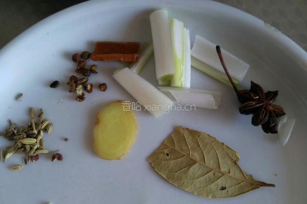香辣酱鸡头的做法图解2