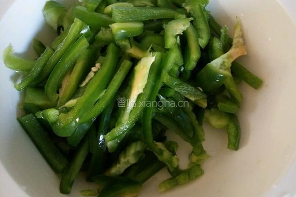 青椒胡萝卜炒肉丝的做法图解1