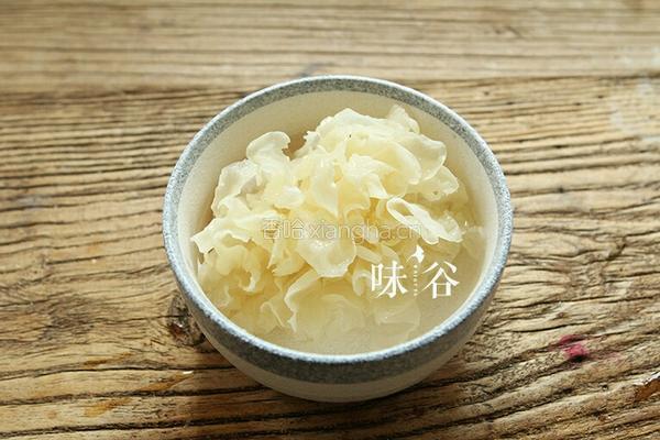 白莲茶树菇乳鸽汤的做法图解2