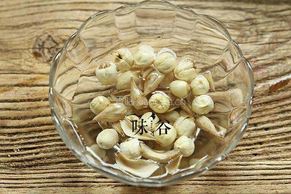 白莲茶树菇乳鸽汤的做法图解4