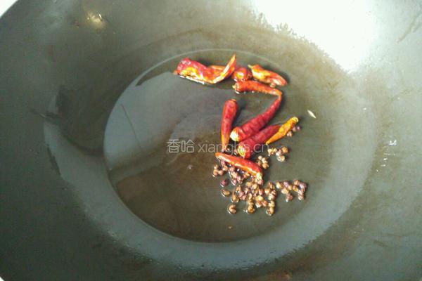 爆炒香辣牛蛙的做法图解3