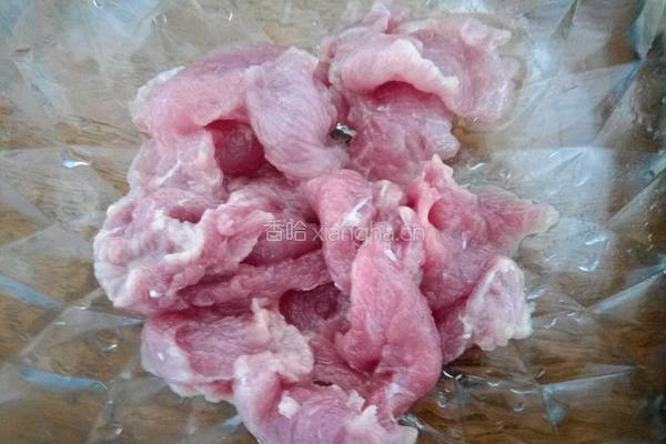 斗鸡菇丝瓜肉片汤的做法图解2