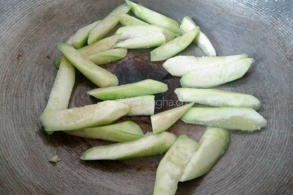 斗鸡菇丝瓜肉片汤的做法图解5