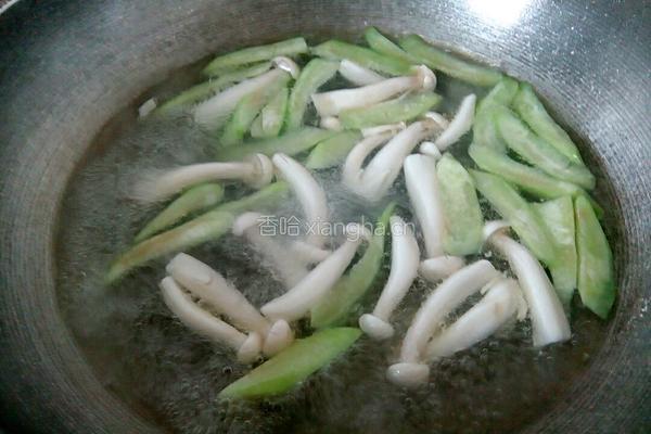 斗鸡菇丝瓜肉片汤的做法图解7