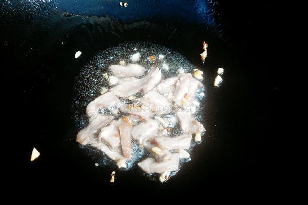 丝瓜炒瘦肉的做法图解2