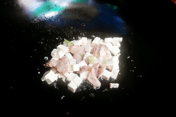 五花肉烧豆腐的做法图解2