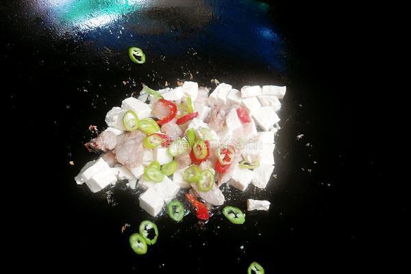 五花肉烧豆腐的做法图解4