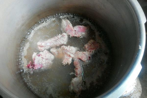 牛蒡鲜淮山排骨汤的做法图解1