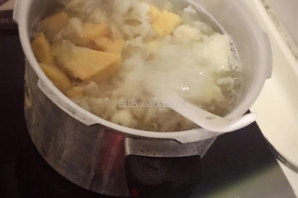 红薯银耳莲子百合汤的做法图解10