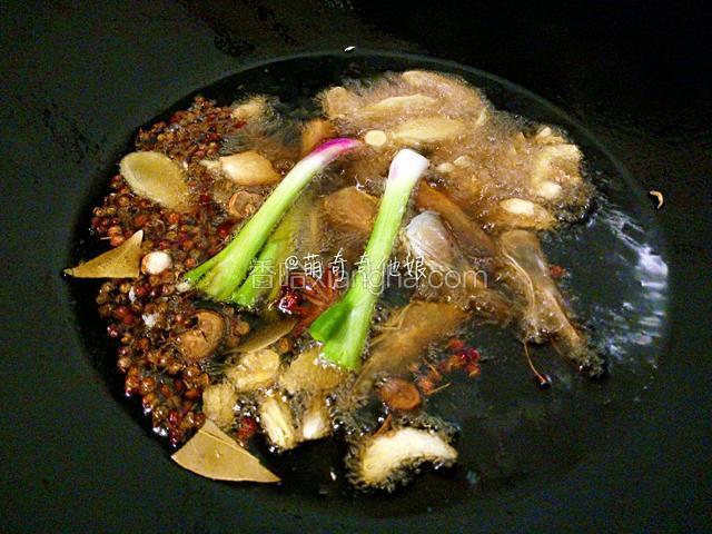 锅中倒入适量油，油量大概为250ml左右即可。
加入泡好的香料，葱姜蒜，小火熬制。