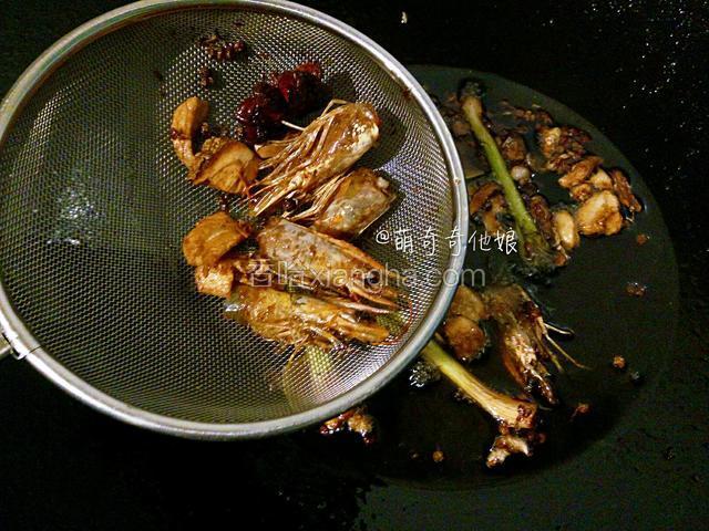 大概熬制20-30分钟至所有材料变黄即可捞出丢弃只留油，料油就熬好了，盛出备用。
这里熬出来的料油可以做两次烤鱼，也可以用来做香锅，干锅之类的。