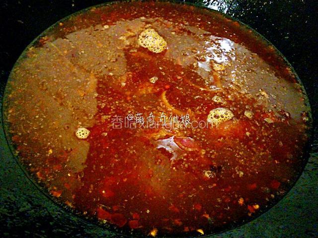 倒入1-2碗清水大火煮开。
具体清水根据总共食材的量决定，刚好没过食材的一半或2/3即可。