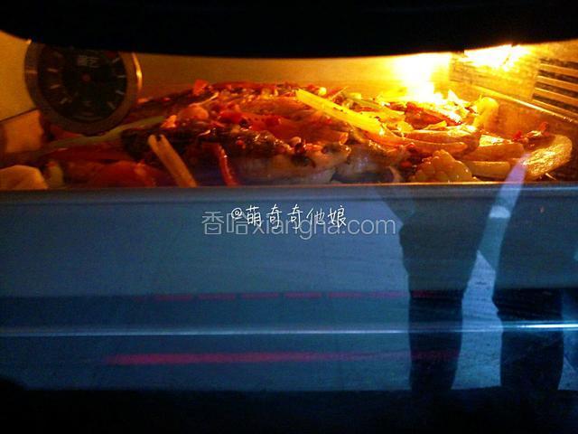 烤箱要提前预热，可以在炸鱼或熬汤的之前就开始预热。
送入预热好的烤箱中层，上下火200度烤20分钟。
