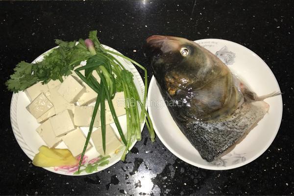 鲢鱼炖豆腐的做法图解2