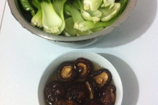 香菇炒青菜的做法图解1