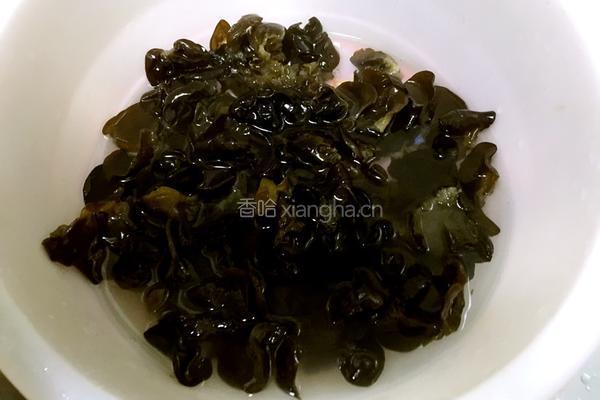 芹菜拌木耳的做法图解1