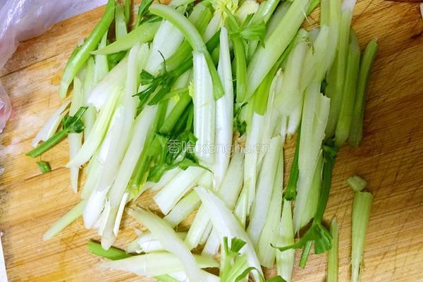 芹菜拌木耳的做法图解3