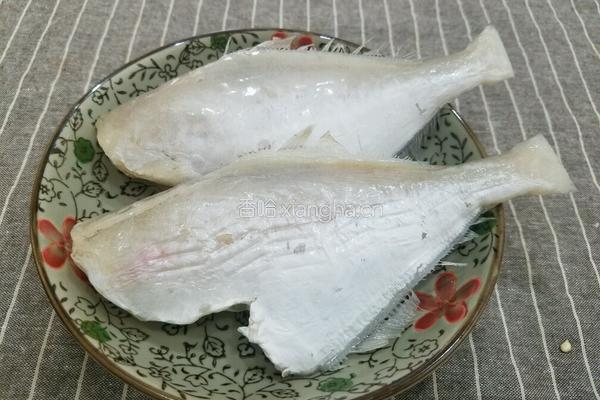 红烧扒皮鱼的做法图解1
