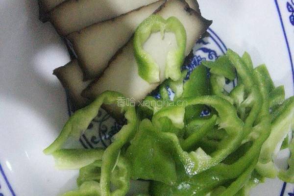 青椒豆腐干炒肉丝的做法图解2