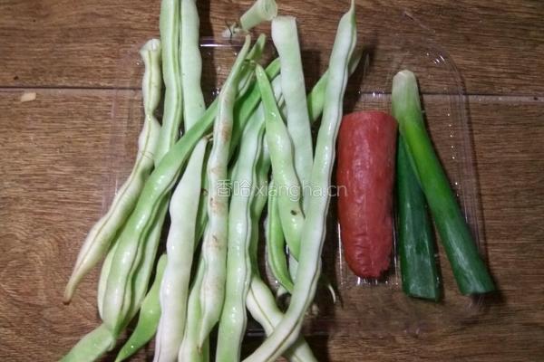 火腿肠炒扁豆的做法图解1