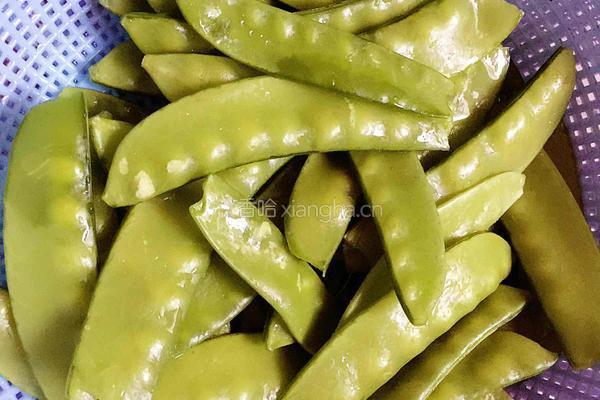 腊肠炒荷兰豆的做法图解2