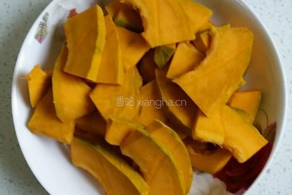 蛋黄焗南瓜的做法图解2