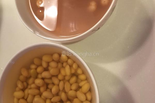 黄豆炖猪脚汤的做法图解1