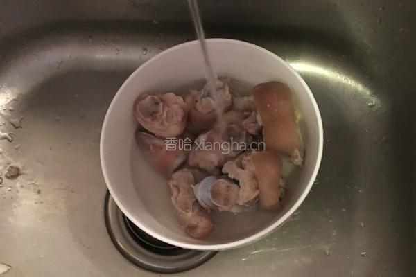 黄豆炖猪脚汤的做法图解3