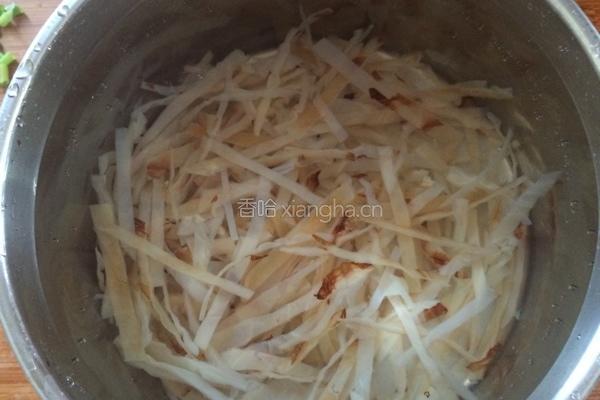 拌海蜇皮的做法图解2