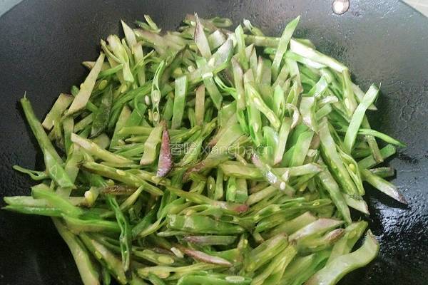 扁豆炒火腿的做法图解6