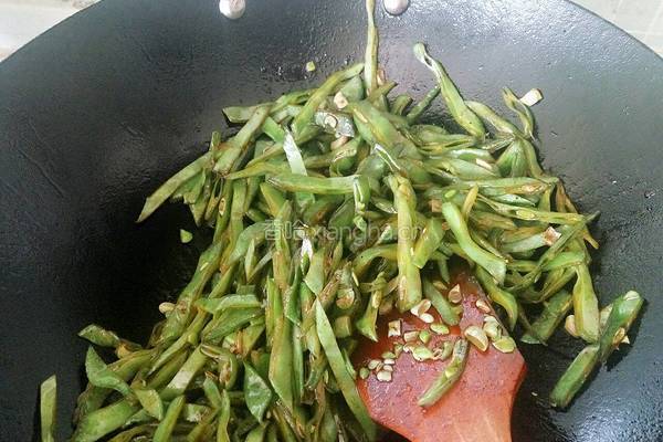 扁豆炒火腿的做法图解7