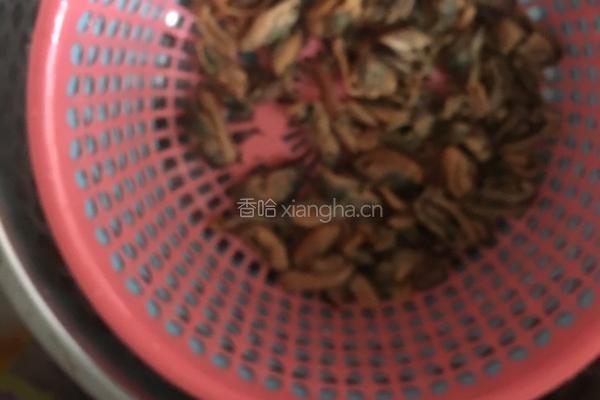 萝卜淡菜汤的做法图解2