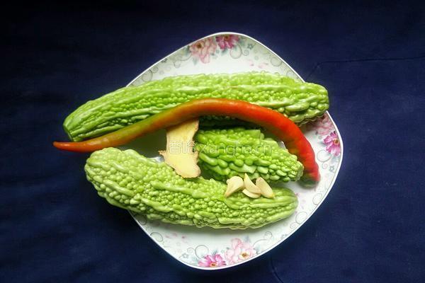 白油苦瓜的做法图解1