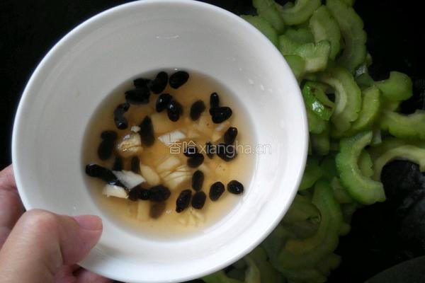 腊肠炒苦瓜的做法图解8
