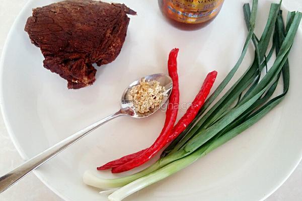凉拌牛肉的做法图解1