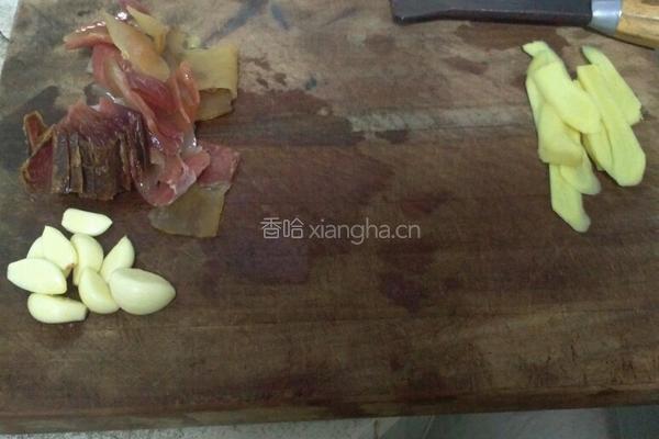 腊肉炖野生泥鳅的做法图解6