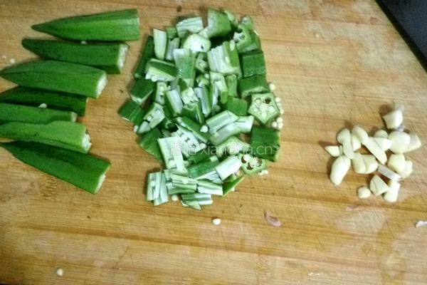 蒜香鸡汤秋葵的做法图解1