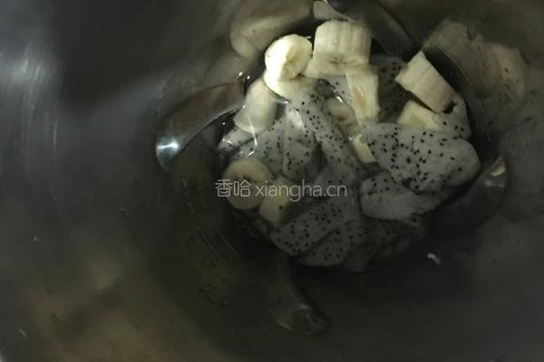 冰镇火龙果香蕉汁的做法图解3