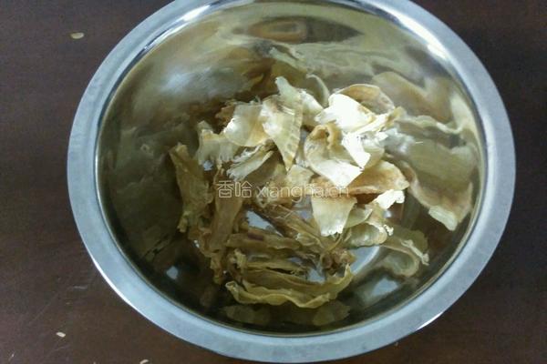 花胶鱼翅炖猪手的做法图解1