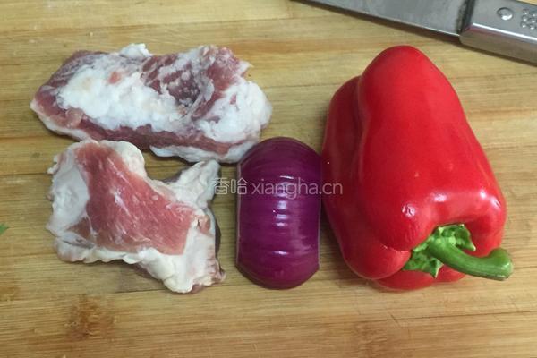 红椒炒肉的做法图解1